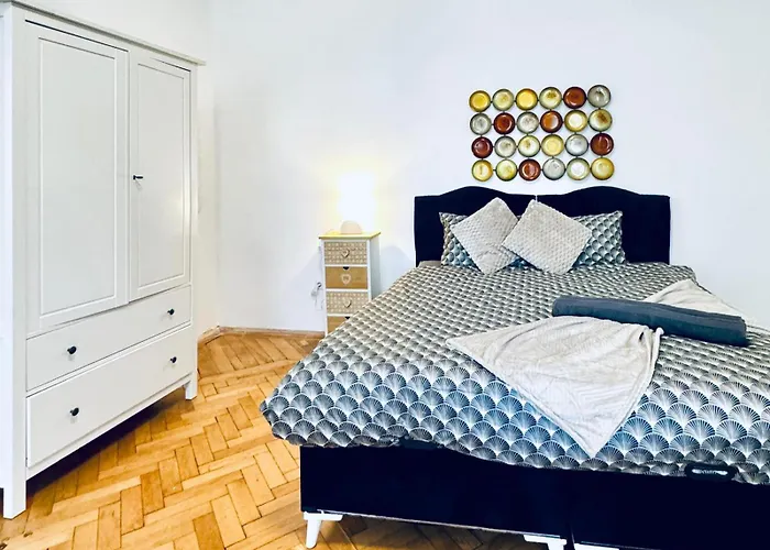 Comfortable 1br & 1 Lr Apt, 7 Min Westbahnhof Apartment Vienna