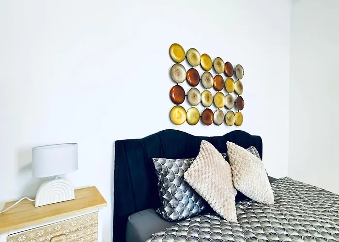 Comfortable 1br & 1 Lr Apt, 7 Min Westbahnhof Apartment