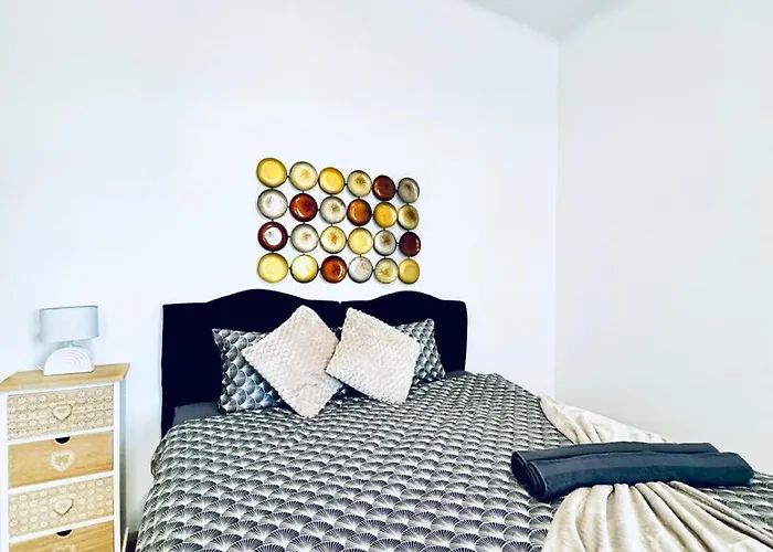 Comfortable 1br & 1 Lr Apt, 7 Min Westbahnhof Apartment
