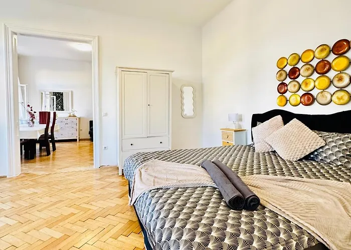 Apartment Comfortable 1br & 1 Lr Apt, 7 Min Westbahnhof Vienna