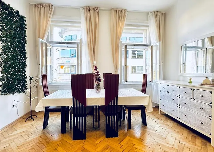 Comfortable 1br & 1 Lr Apt, 7 Min Westbahnhof Apartment