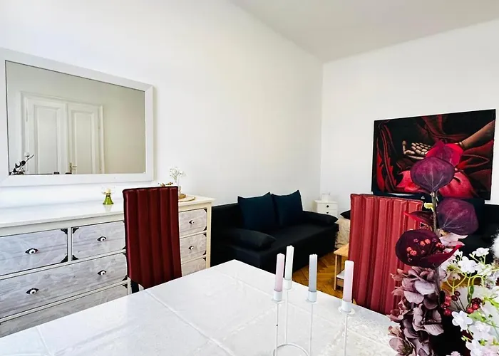Comfortable 1br & 1 Lr Apt, 7 Min Westbahnhof Apartment *