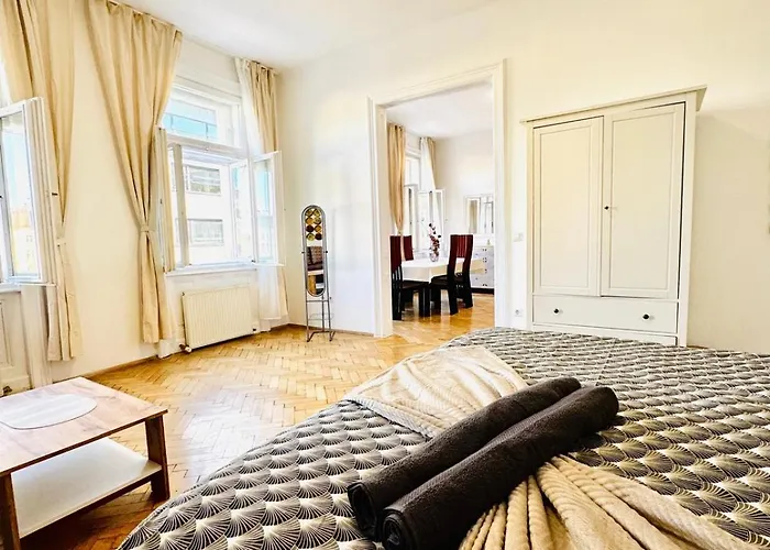 Comfortable 1br & 1 Lr Apt, 7 Min Westbahnhof Vienna